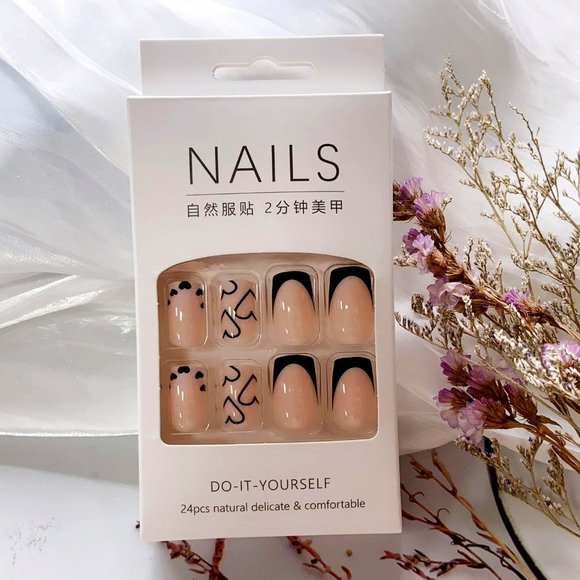 🖤 NEW Black Hearts French Tip Press Medium Nails💅🏻 - Picture 1 of 5